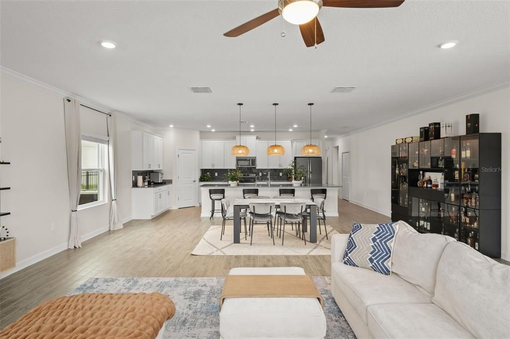 合同活跃: $930,000 (5 贝兹, 3 浴室, 3979 平方英尺)