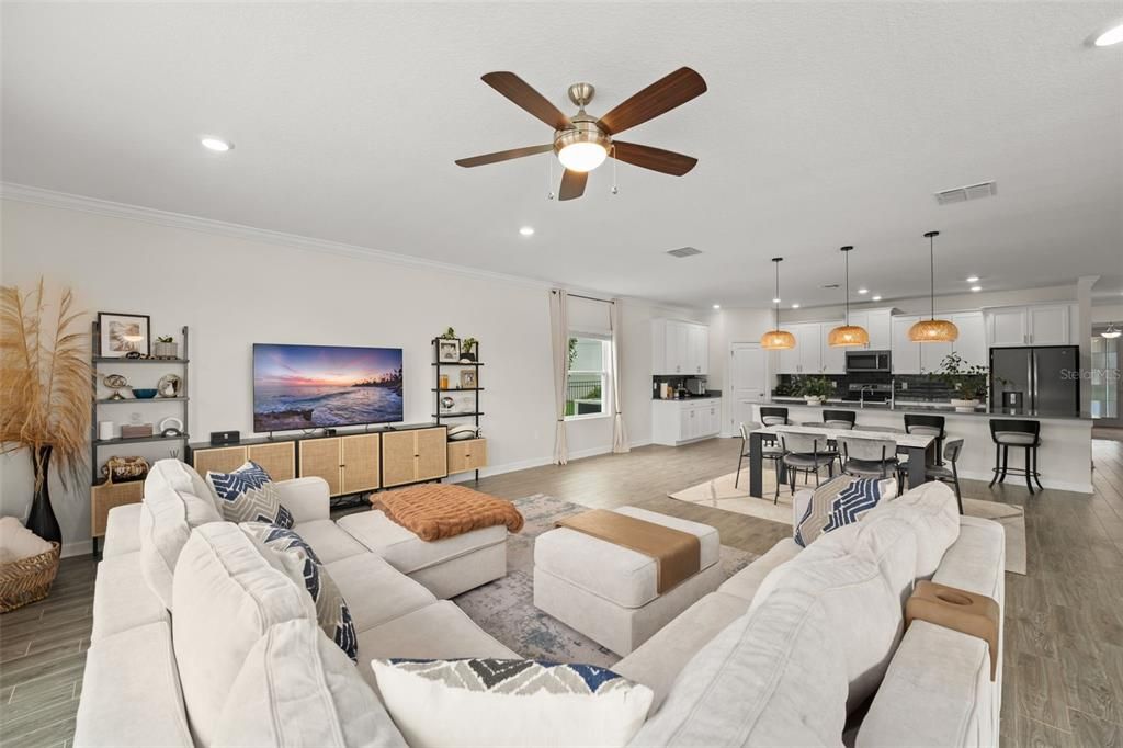 合同活跃: $930,000 (5 贝兹, 3 浴室, 3979 平方英尺)