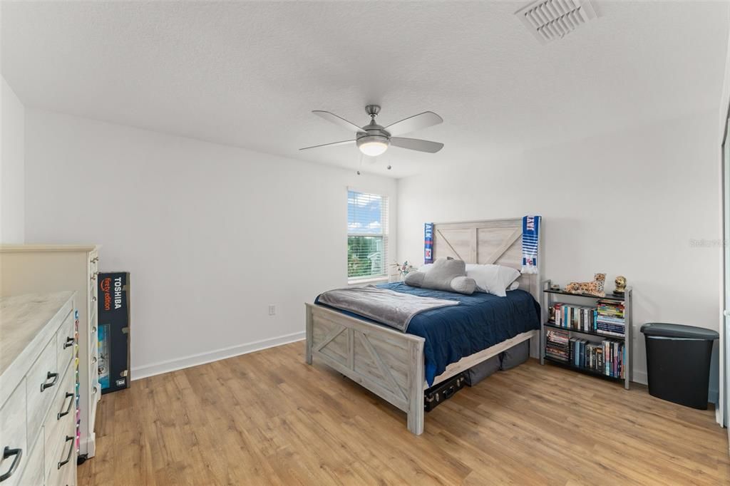 合同活跃: $930,000 (5 贝兹, 3 浴室, 3979 平方英尺)