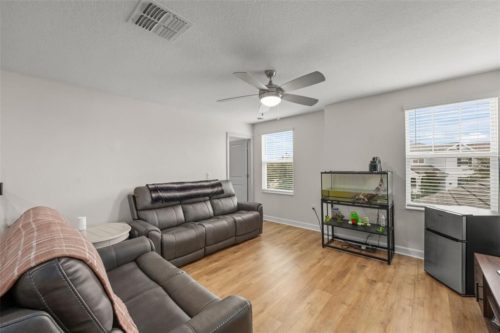 合同活跃: $930,000 (5 贝兹, 3 浴室, 3979 平方英尺)