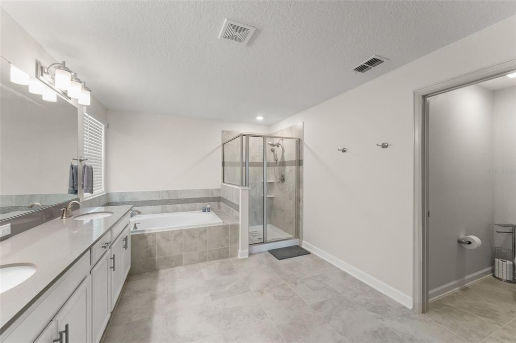 合同活跃: $930,000 (5 贝兹, 3 浴室, 3979 平方英尺)