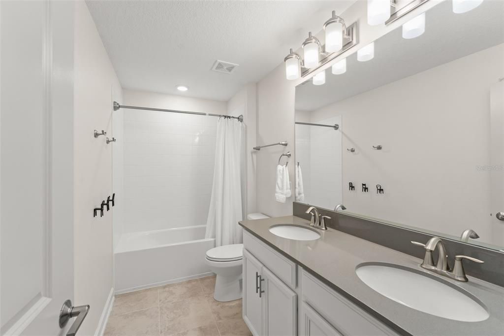 合同活跃: $930,000 (5 贝兹, 3 浴室, 3979 平方英尺)