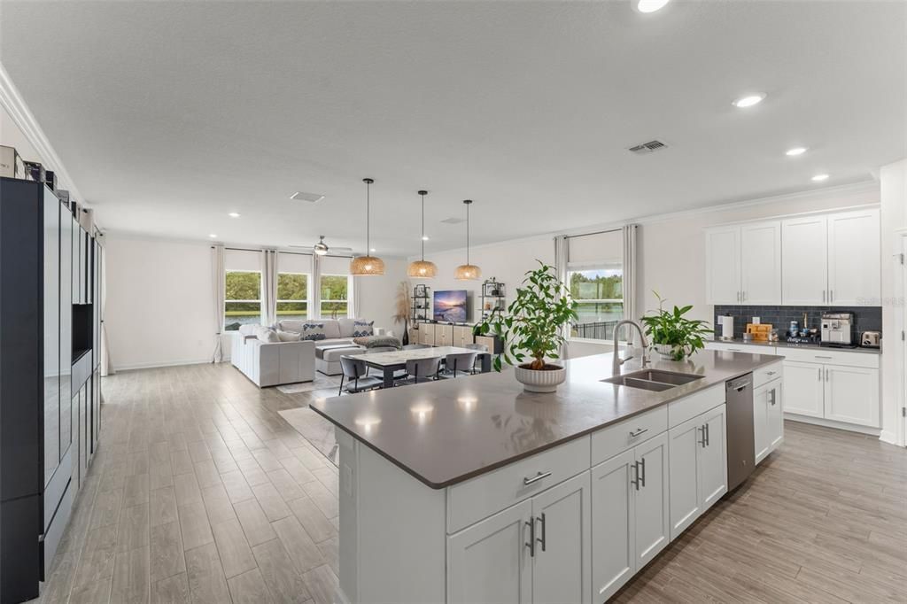 合同活跃: $930,000 (5 贝兹, 3 浴室, 3979 平方英尺)