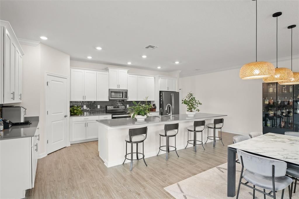 合同活跃: $930,000 (5 贝兹, 3 浴室, 3979 平方英尺)