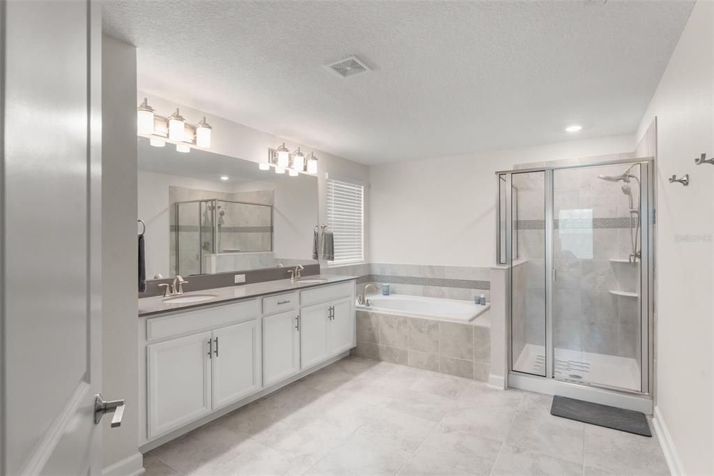 合同活跃: $930,000 (5 贝兹, 3 浴室, 3979 平方英尺)