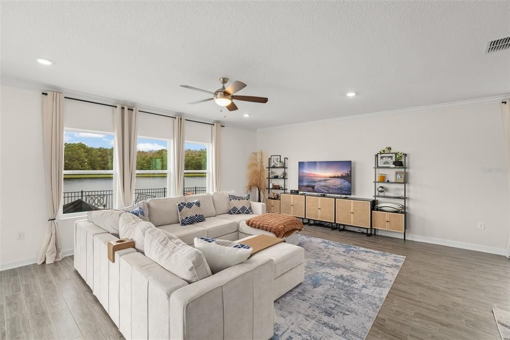 合同活跃: $930,000 (5 贝兹, 3 浴室, 3979 平方英尺)