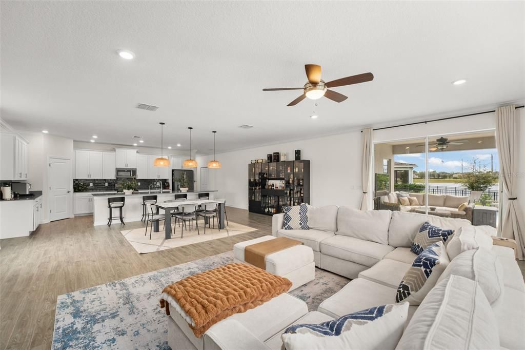 合同活跃: $930,000 (5 贝兹, 3 浴室, 3979 平方英尺)