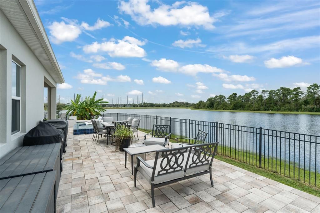 合同活跃: $930,000 (5 贝兹, 3 浴室, 3979 平方英尺)