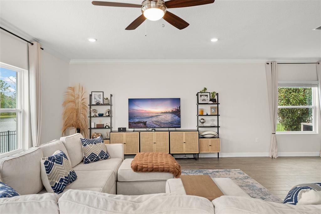 合同活跃: $930,000 (5 贝兹, 3 浴室, 3979 平方英尺)