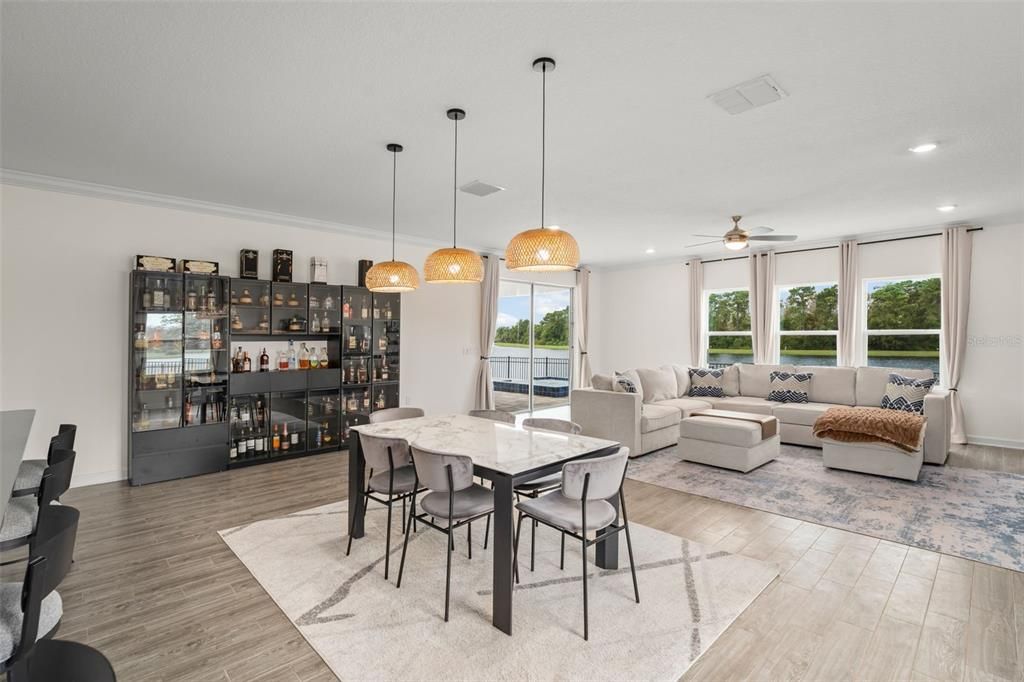 合同活跃: $930,000 (5 贝兹, 3 浴室, 3979 平方英尺)