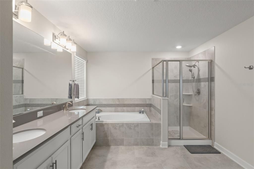 合同活跃: $930,000 (5 贝兹, 3 浴室, 3979 平方英尺)