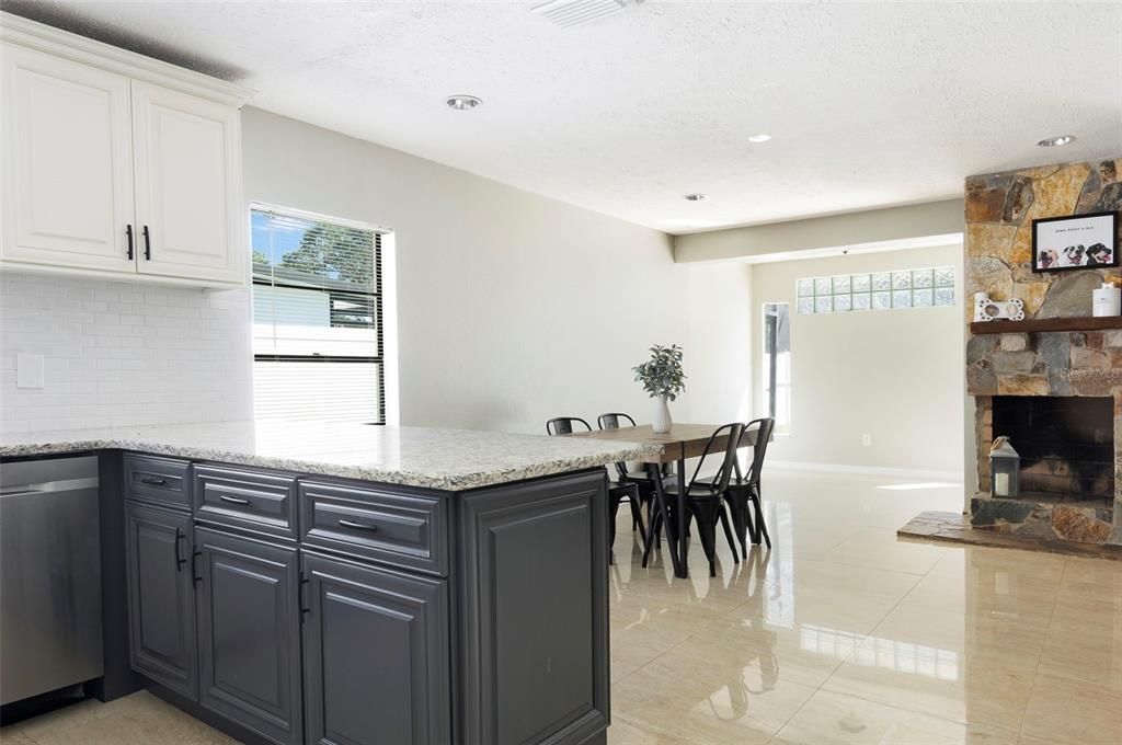 合同活跃: $479,000 (3 贝兹, 2 浴室, 1777 平方英尺)