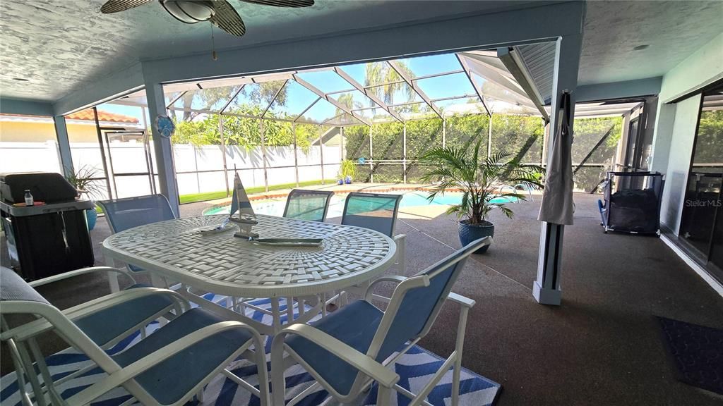 合同活跃: $660,000 (4 贝兹, 2 浴室, 2388 平方英尺)