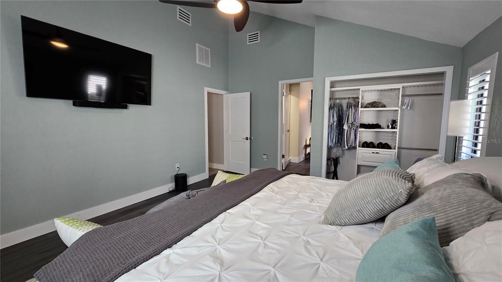 合同活跃: $660,000 (4 贝兹, 2 浴室, 2388 平方英尺)