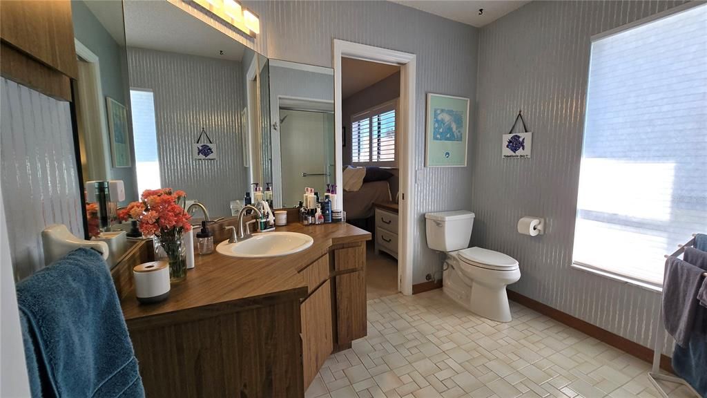 合同活跃: $660,000 (4 贝兹, 2 浴室, 2388 平方英尺)