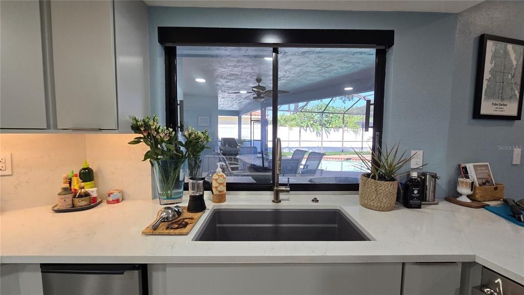 合同活跃: $660,000 (4 贝兹, 2 浴室, 2388 平方英尺)