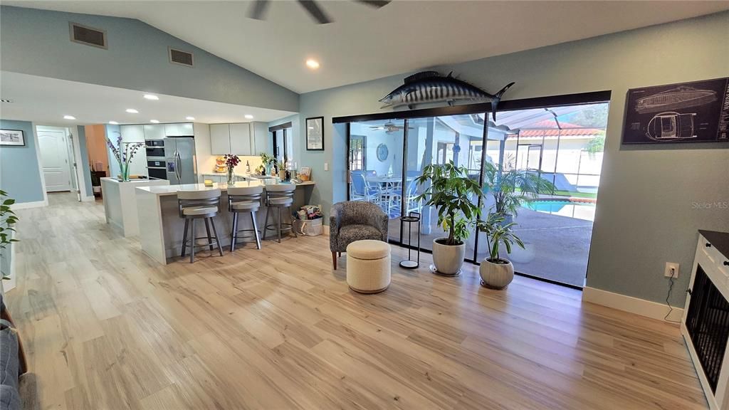 合同活跃: $660,000 (4 贝兹, 2 浴室, 2388 平方英尺)