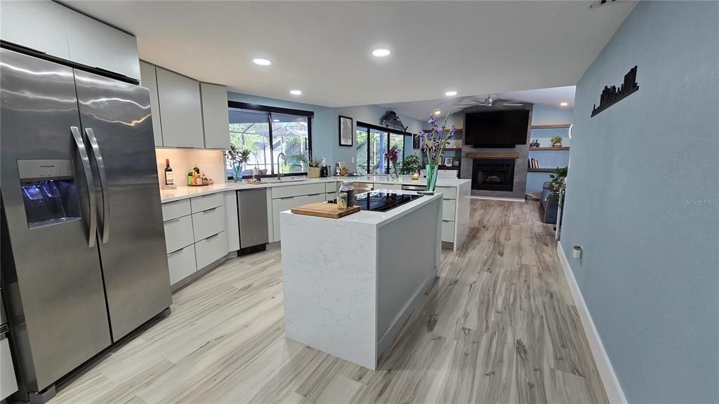 合同活跃: $660,000 (4 贝兹, 2 浴室, 2388 平方英尺)