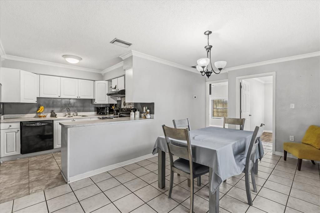 合同活跃: $269,000 (3 贝兹, 2 浴室, 1356 平方英尺)