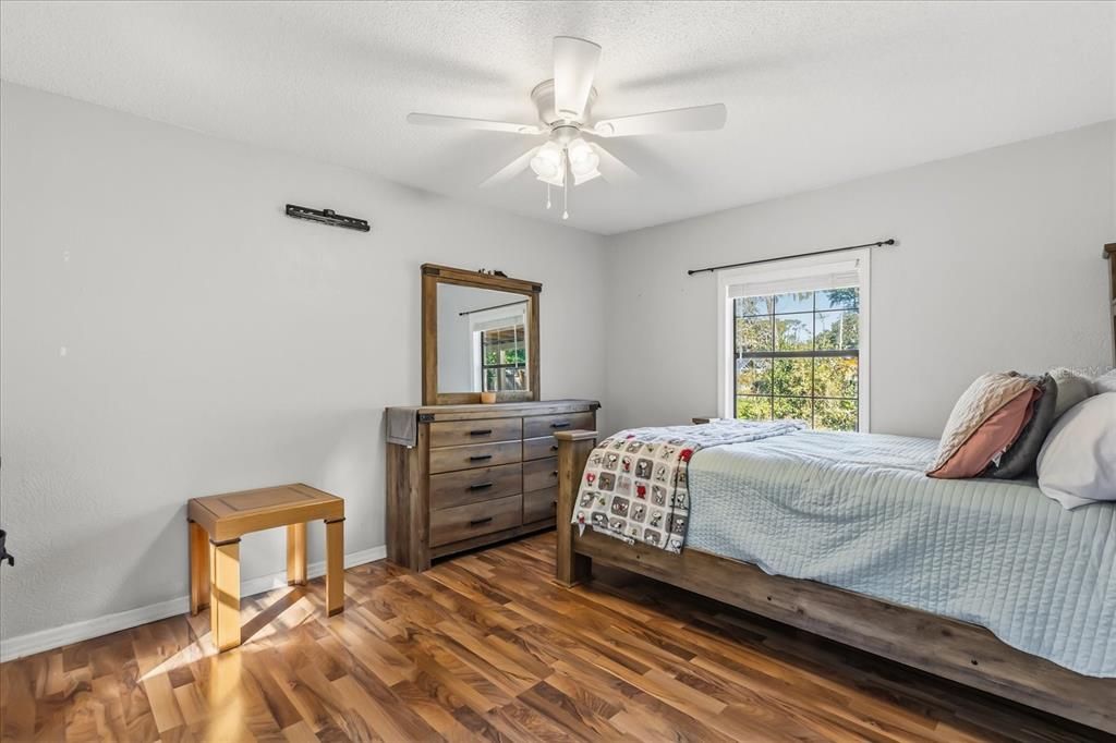 合同活跃: $269,000 (3 贝兹, 2 浴室, 1356 平方英尺)