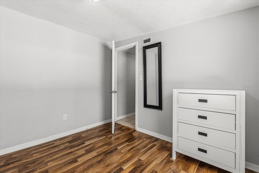 合同活跃: $269,000 (3 贝兹, 2 浴室, 1356 平方英尺)