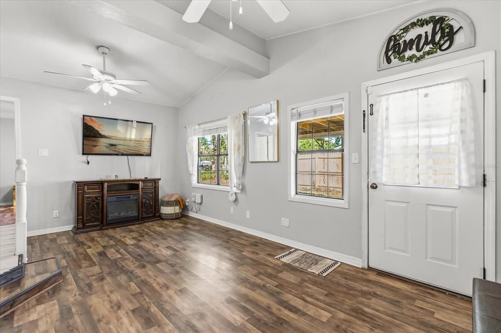 合同活跃: $269,000 (3 贝兹, 2 浴室, 1356 平方英尺)