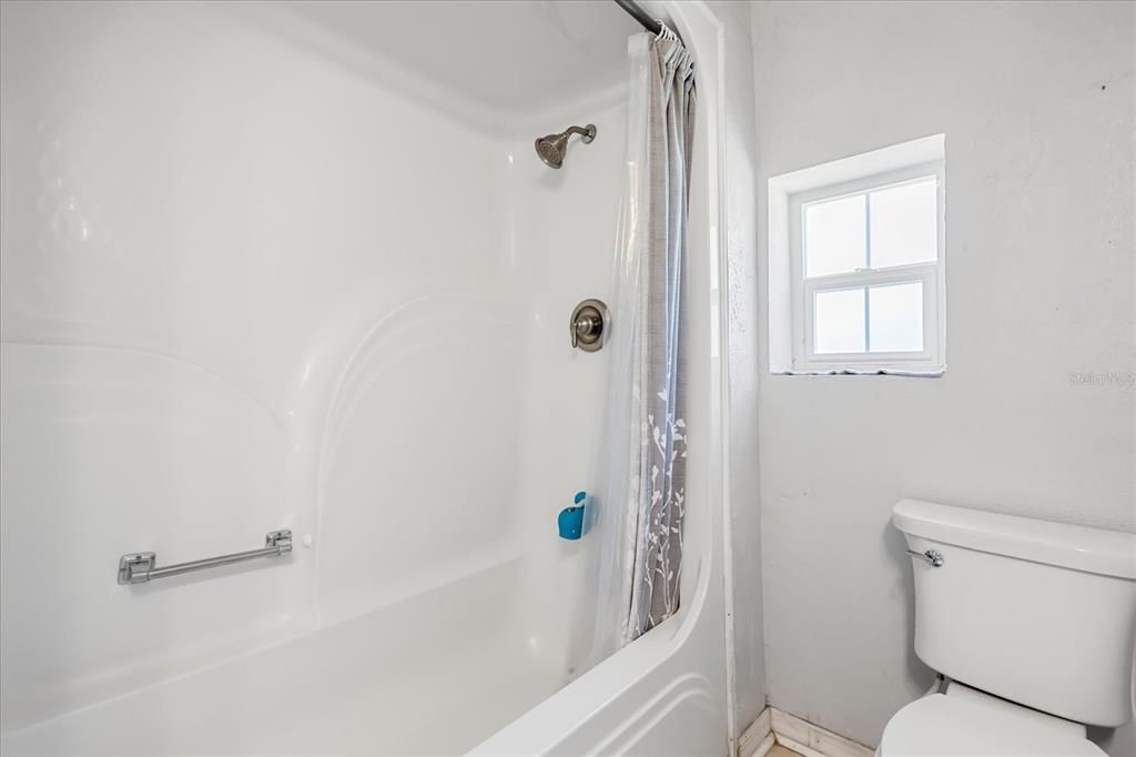 合同活跃: $269,000 (3 贝兹, 2 浴室, 1356 平方英尺)