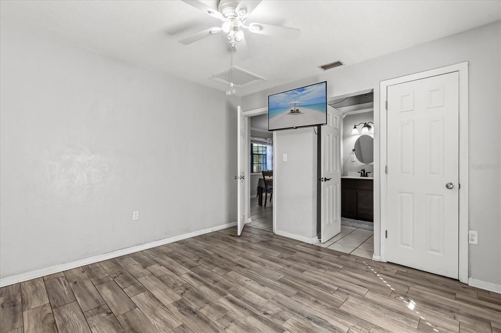 合同活跃: $269,000 (3 贝兹, 2 浴室, 1356 平方英尺)