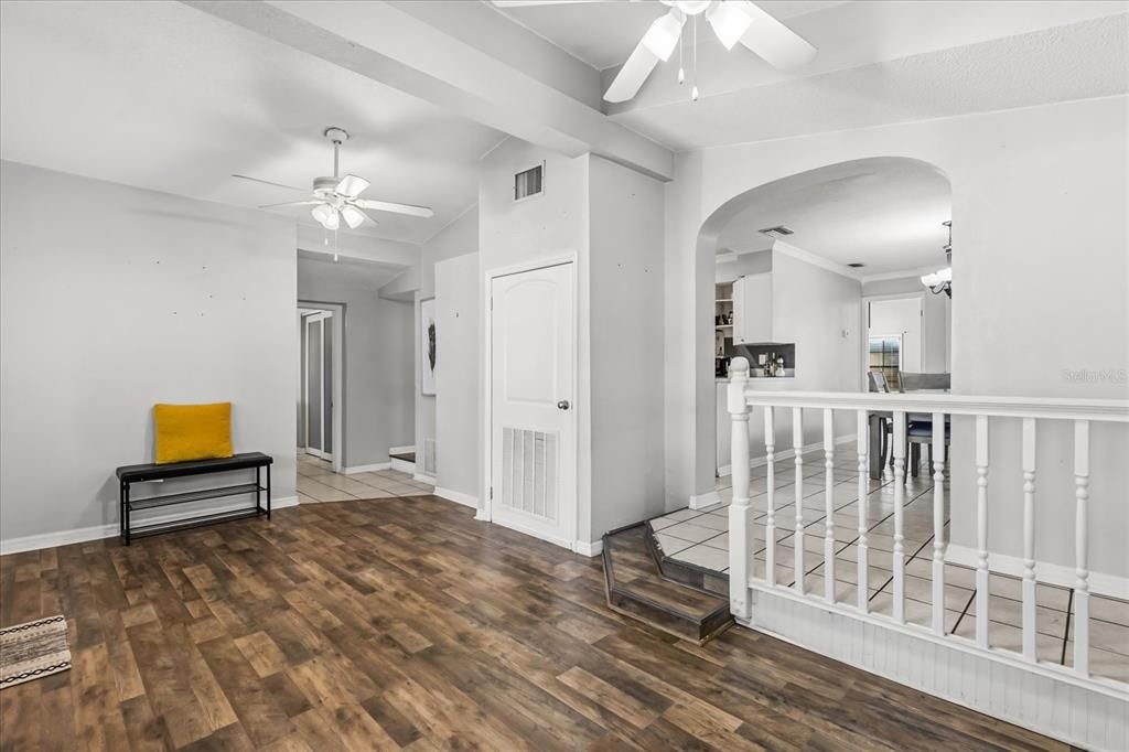 合同活跃: $269,000 (3 贝兹, 2 浴室, 1356 平方英尺)