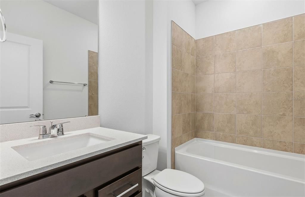 Activo con contrato: $364,330 (4 camas, 3 baños, 2262 Pies cuadrados)