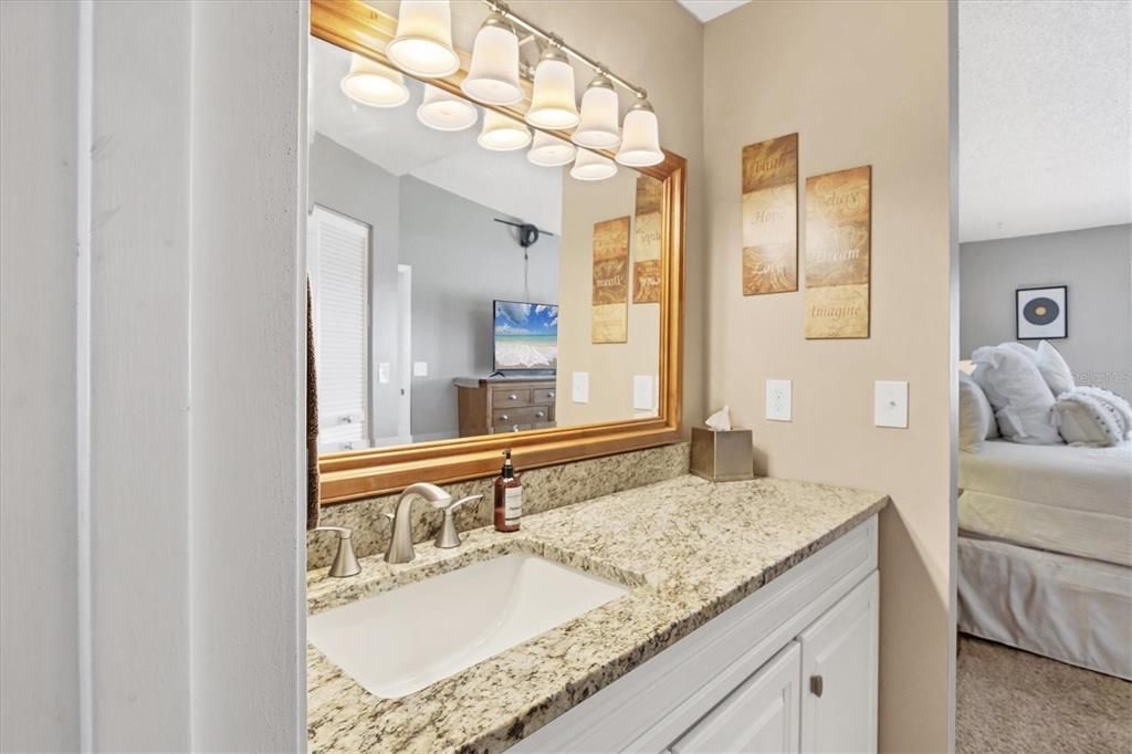 На продажу: $262,500 (2 спален, 2 ванн, 1235 Квадратных фут)