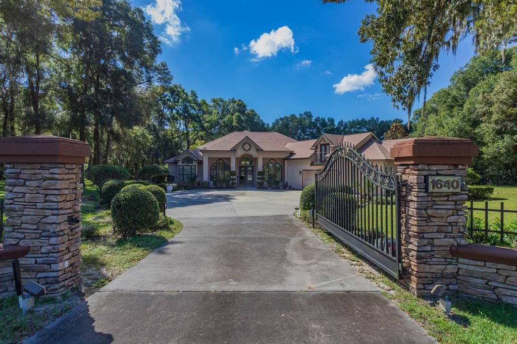 For Sale: $999,900 (4 beds, 4 baths, 3692 Square Feet)