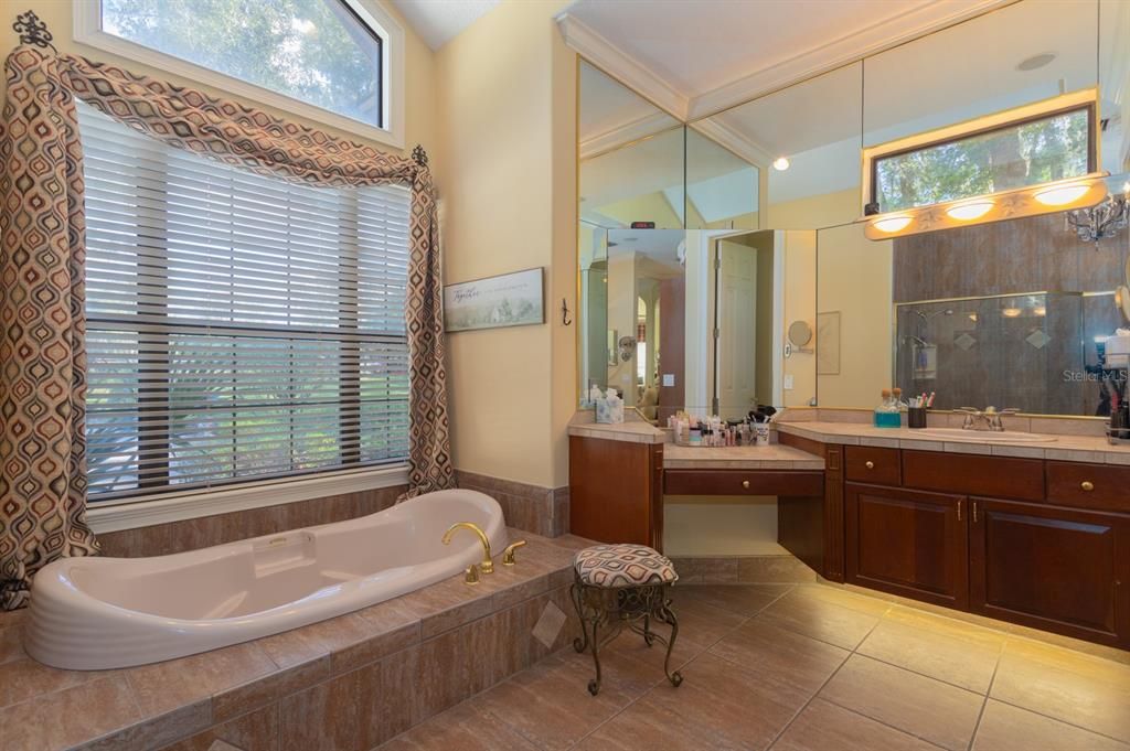 For Sale: $999,900 (4 beds, 4 baths, 3692 Square Feet)