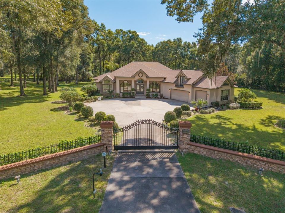 For Sale: $999,900 (4 beds, 4 baths, 3692 Square Feet)