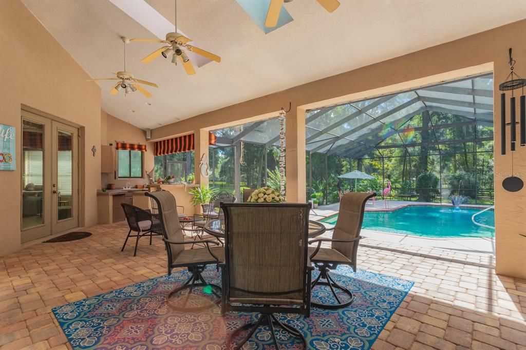 For Sale: $999,900 (4 beds, 4 baths, 3692 Square Feet)