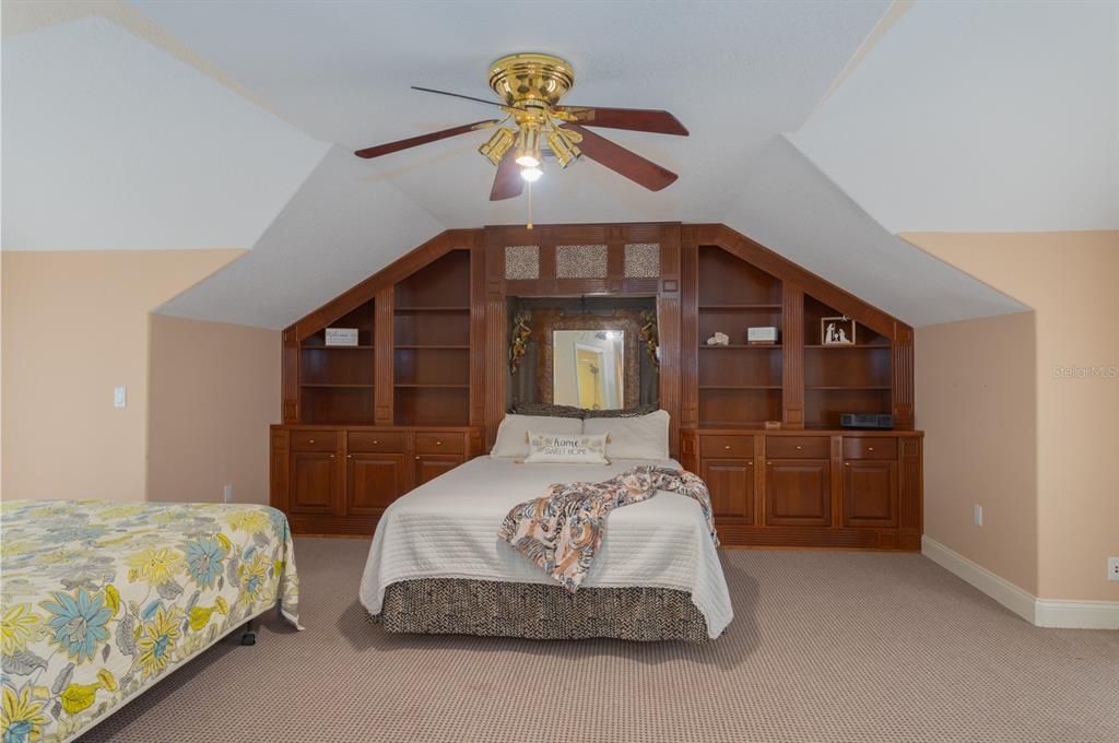 For Sale: $999,900 (4 beds, 4 baths, 3692 Square Feet)