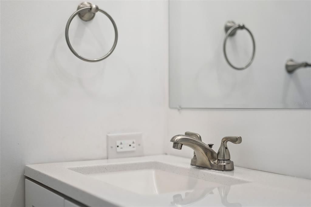 Active With Contract: $145,000 (2 beds, 2 baths, 936 Square Feet)