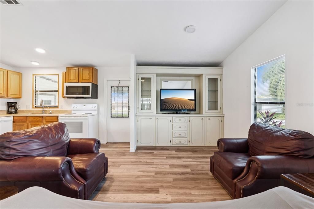 Active With Contract: $145,000 (2 beds, 2 baths, 936 Square Feet)