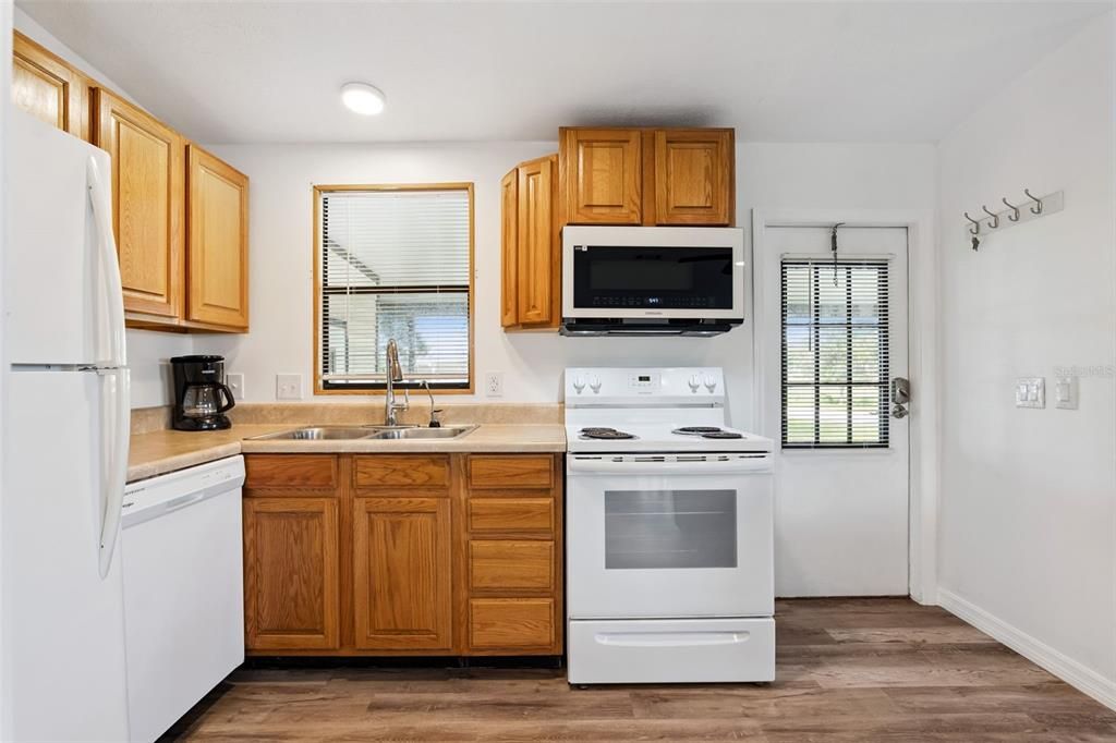 Active With Contract: $145,000 (2 beds, 2 baths, 936 Square Feet)
