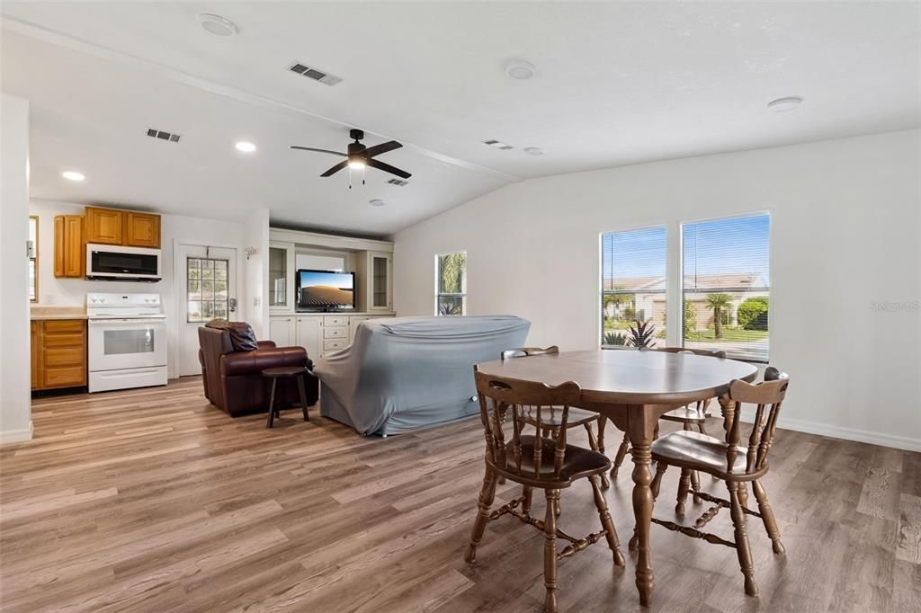 Active With Contract: $145,000 (2 beds, 2 baths, 936 Square Feet)