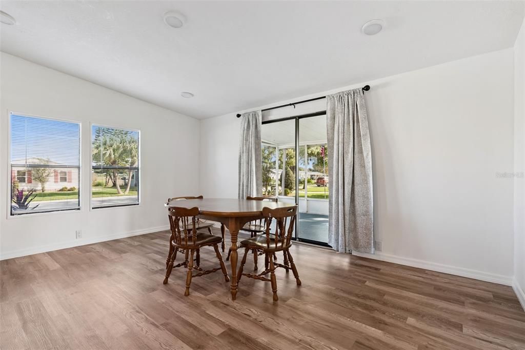 Active With Contract: $145,000 (2 beds, 2 baths, 936 Square Feet)