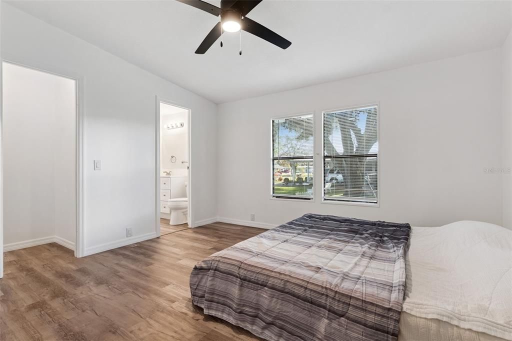 Active With Contract: $145,000 (2 beds, 2 baths, 936 Square Feet)