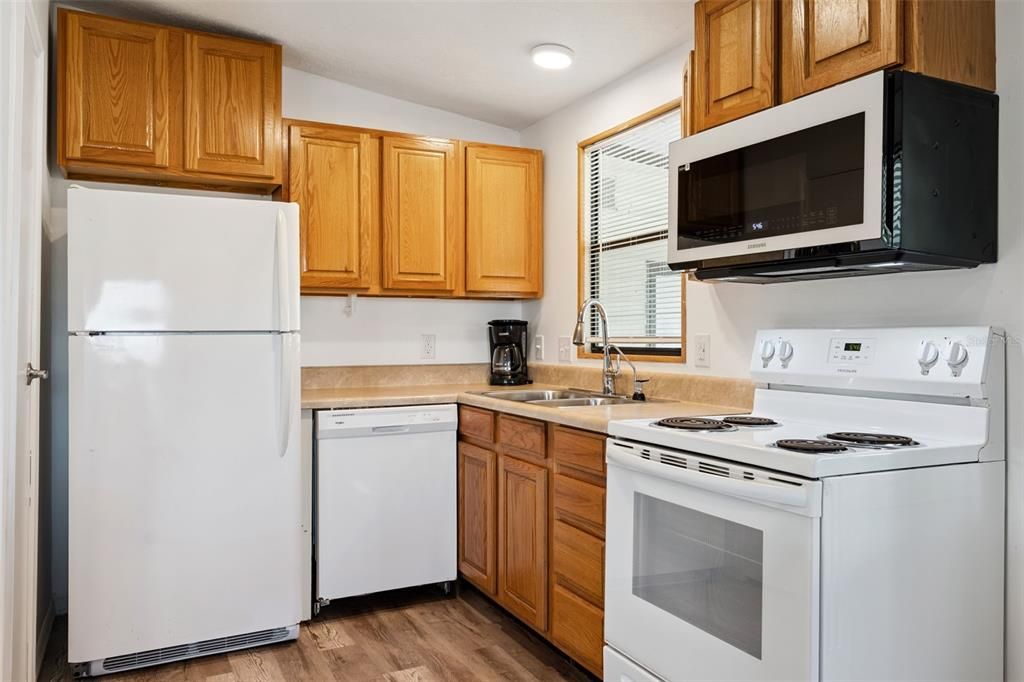 Active With Contract: $145,000 (2 beds, 2 baths, 936 Square Feet)