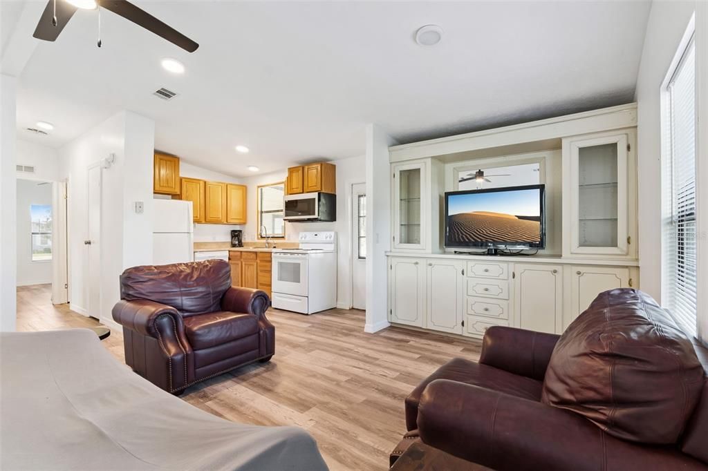 Active With Contract: $145,000 (2 beds, 2 baths, 936 Square Feet)