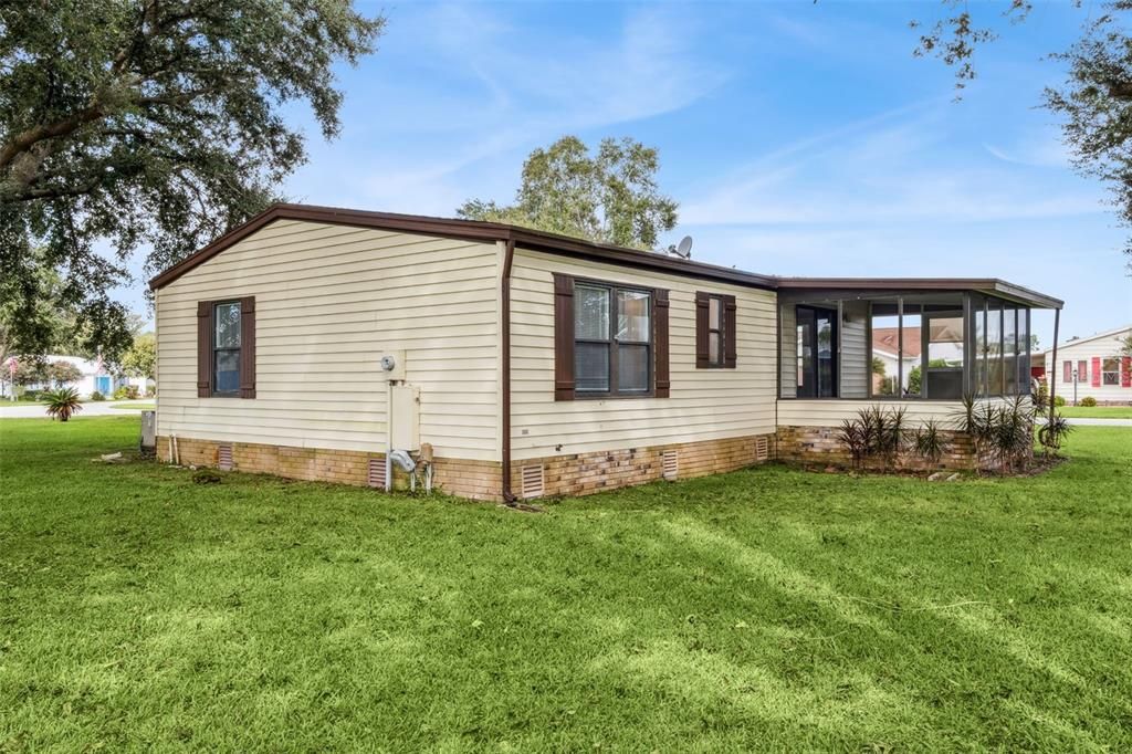 Active With Contract: $145,000 (2 beds, 2 baths, 936 Square Feet)