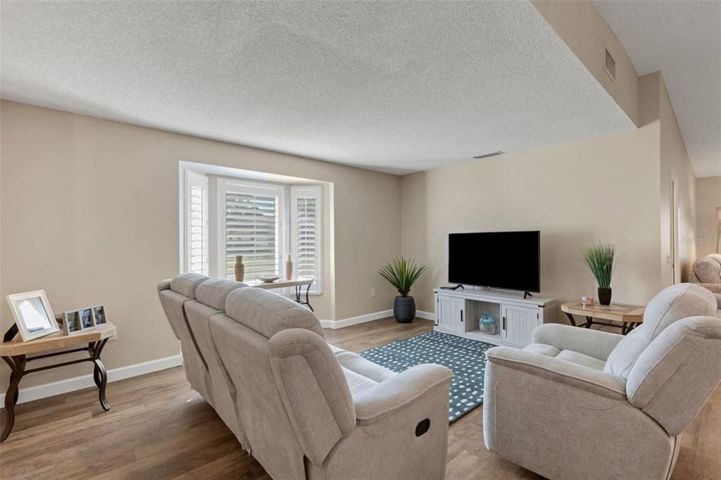 Active With Contract: $325,000 (2 beds, 2 baths, 1531 Square Feet)