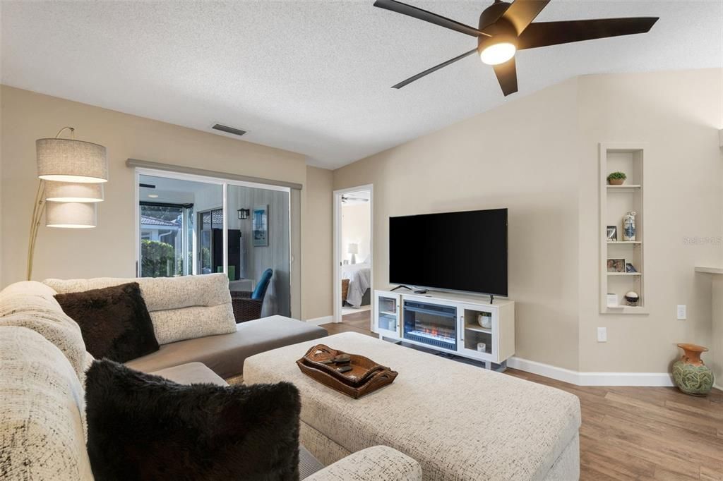 Active With Contract: $325,000 (2 beds, 2 baths, 1531 Square Feet)