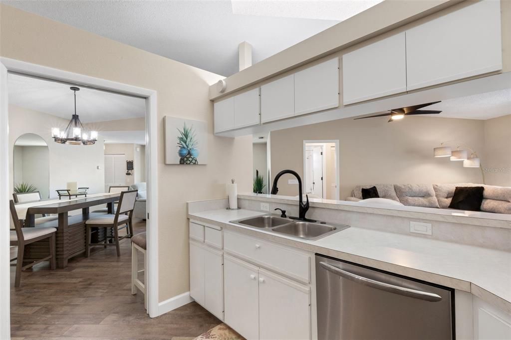 Active With Contract: $325,000 (2 beds, 2 baths, 1531 Square Feet)