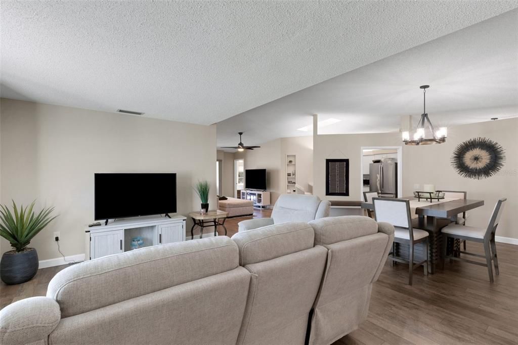 Active With Contract: $325,000 (2 beds, 2 baths, 1531 Square Feet)