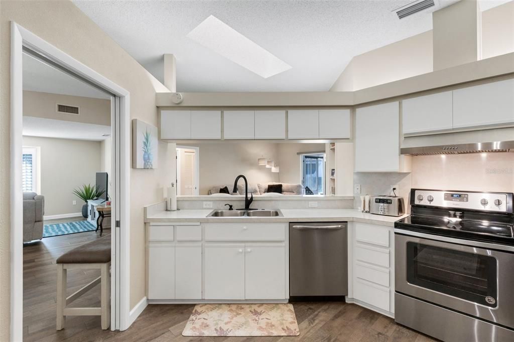 Active With Contract: $325,000 (2 beds, 2 baths, 1531 Square Feet)